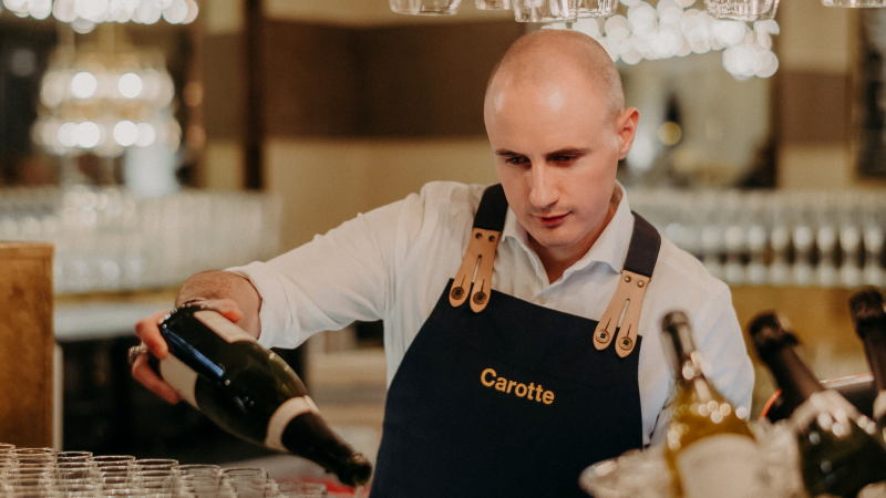 eventpersonal-serverar-champagne-pa-carottes-kundevent