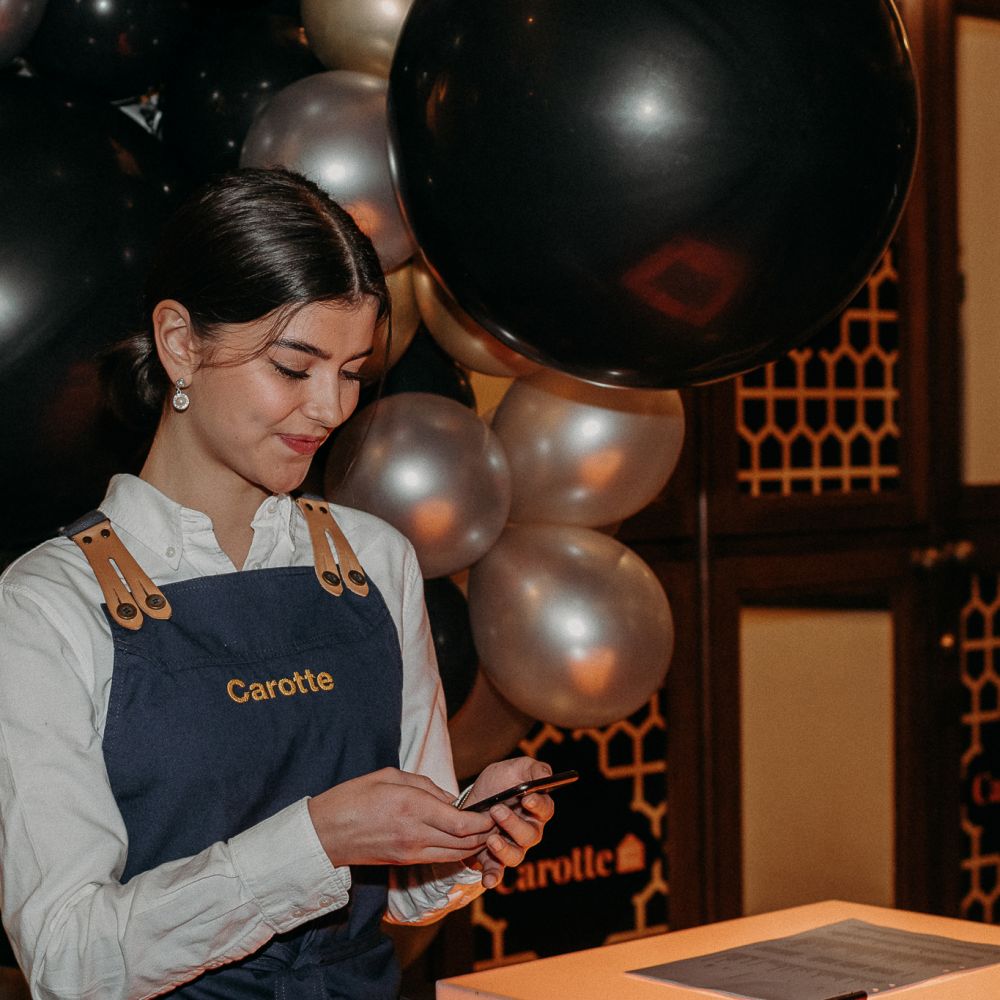 kvinna-som-arbetar-med-logistik-pa-carottes-event-i-stockholm