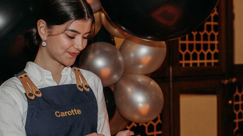 kvinna-som-arbetar-med-logistik-pa-carottes-event-i-stockholm